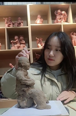 鄲城張玉萍泥塑榮獲“巾幗瓷韻”女陶藝家邀請(qǐng)展金獎(jiǎng) 以泥土為媒，傳承文化之美